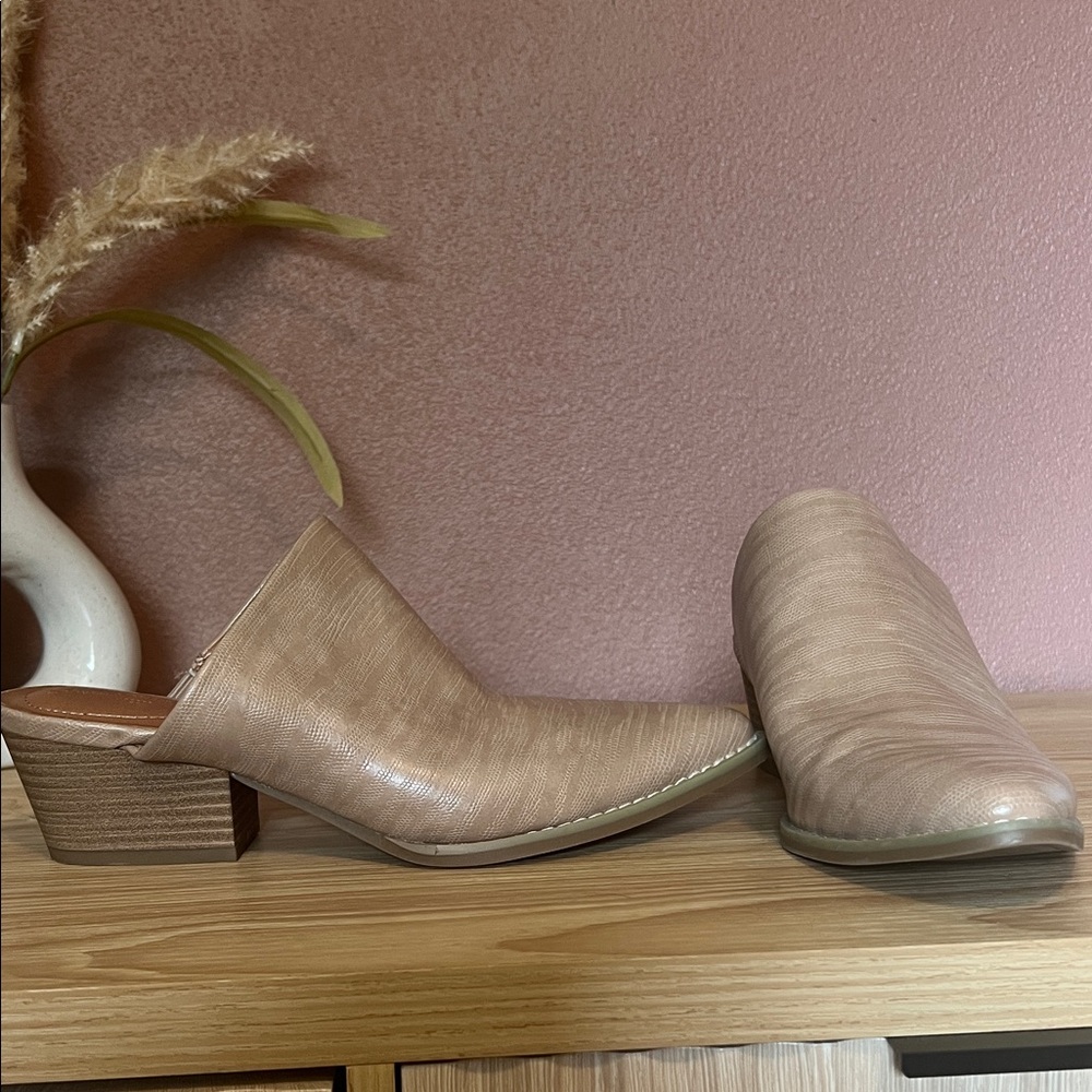 Universal Thread Tan Women's Mules size 7